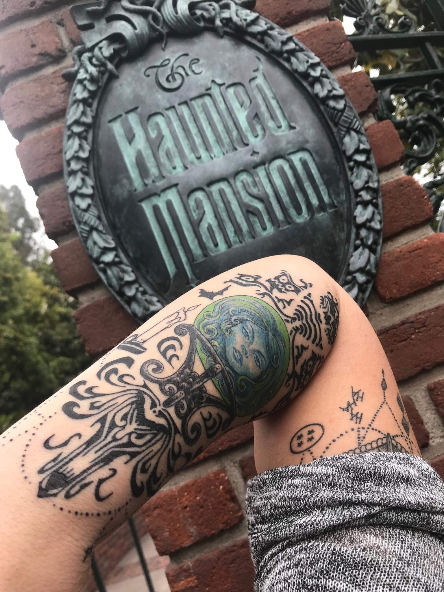 Haunted Mansion First Among Many Fandoms Of Geek Esthetician Cosplay Queen No Man S Land - roblox haunted mansion disneyland